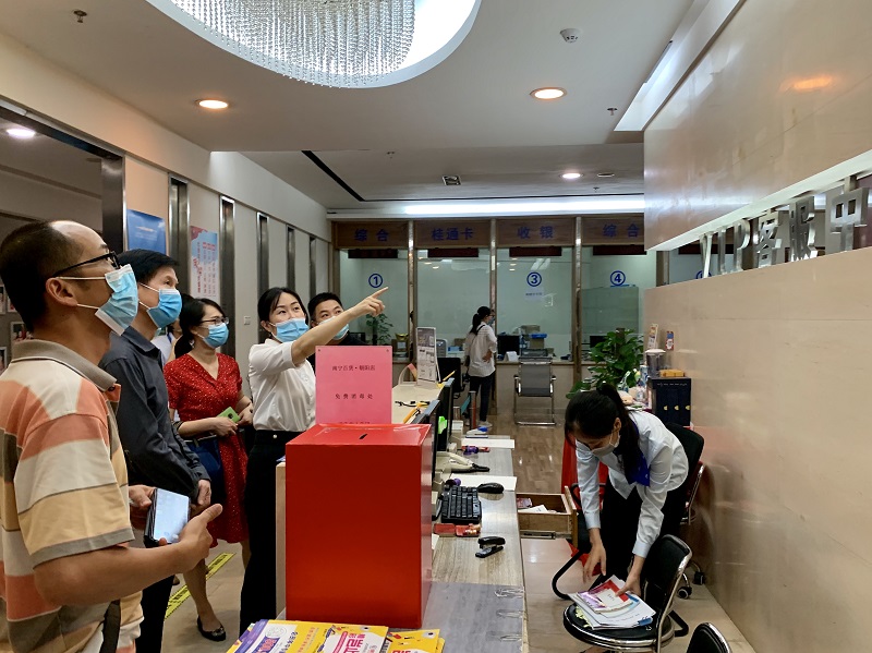 興寧區(qū)副區(qū)長陸穎在南寧百貨朝陽店服務(wù)總臺進行創(chuàng)城實地檢查.jpg