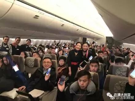 藍(lán)航空姐王靜新篇章，翱翔天際的溫暖使者，展現(xiàn)職業(yè)風(fēng)采與愛心傳遞