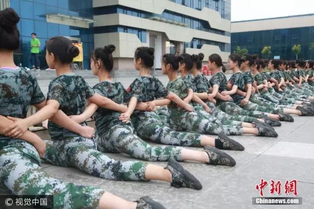 獨家揭秘，探索小巷深處的軍訓新風尚——2025軍訓最新視頻亮相！